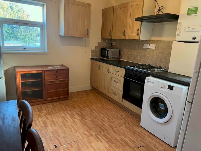 3 Bedroom Flat To Rent In Whitton Road, Hounslow, Middlesex, TW3