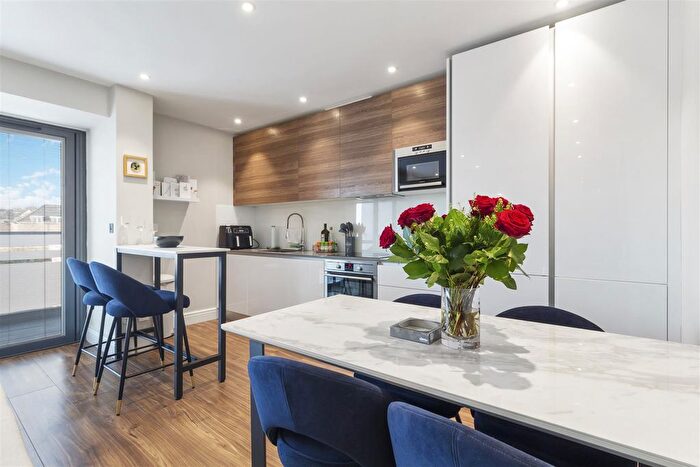 2 Bedroom Flat For Sale In East Barnet Road, Barnet, EN4