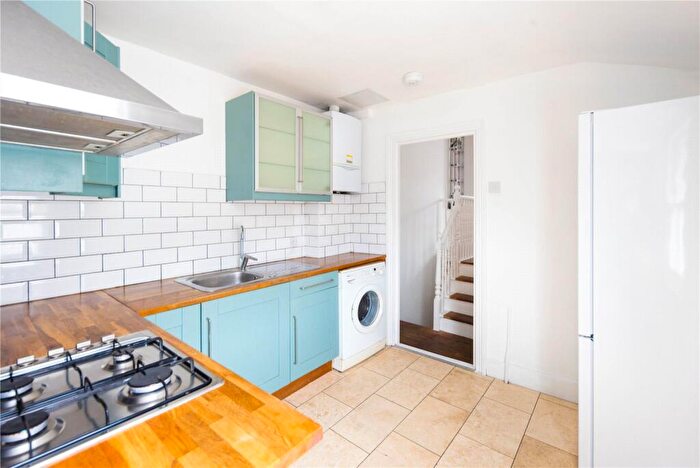2 Bedroom Flat For Sale In Roding Road, Homerton, London, E5