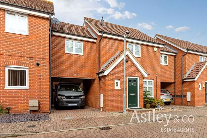 3 Bedroom Link Detached House For Sale In Mountbatten Drive, Old Catton, Norwich, NR6
