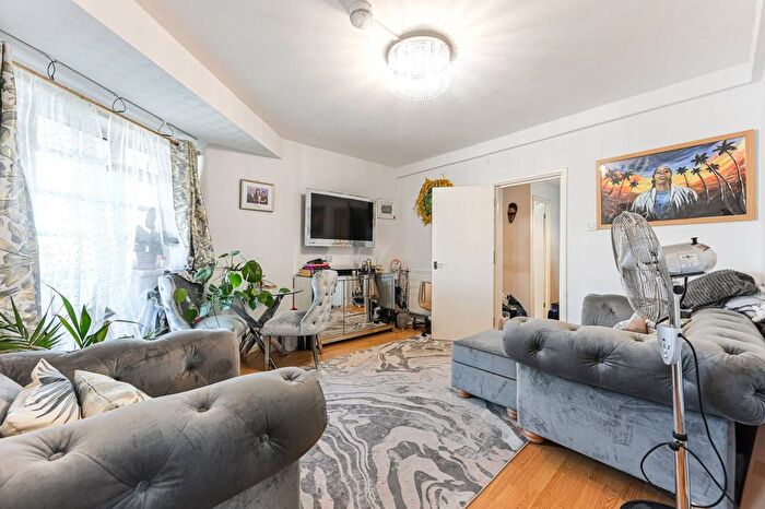 1 Bedroom Flat To Rent In Oaklands Estate, Clapham, London, SW4
