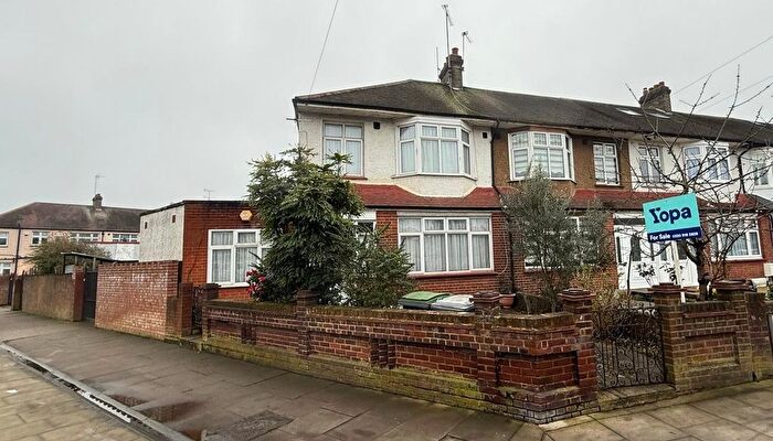 3 Bedroom End Terrace House For Sale In Downhills Way, London, N17
