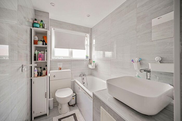2 Bedroom Flat For Sale In Prospect Hill, Walthamstow, London, E17