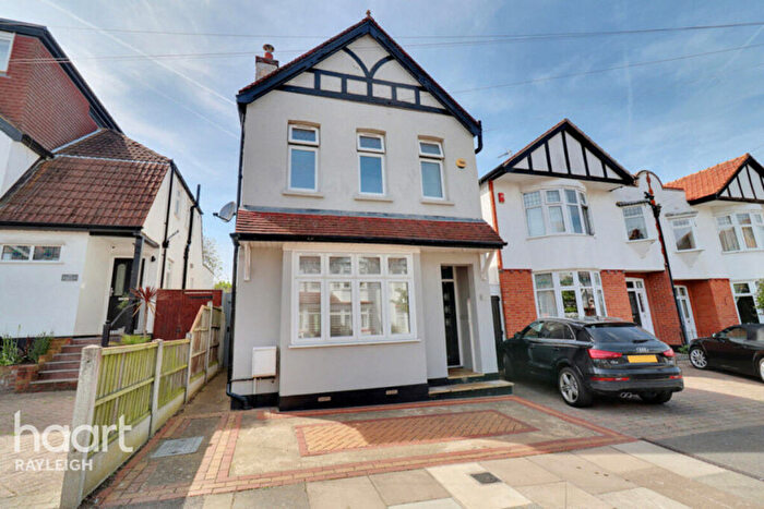 4 Bedroom Detached House For Sale In Kingswood Chase, Essex, SS9