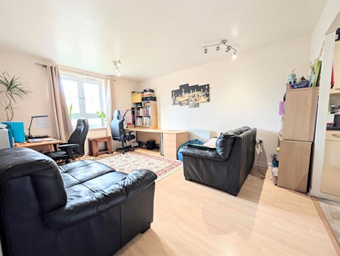 2 Bedroom Flat For Sale In Holyhead Mews, Slough, SL1