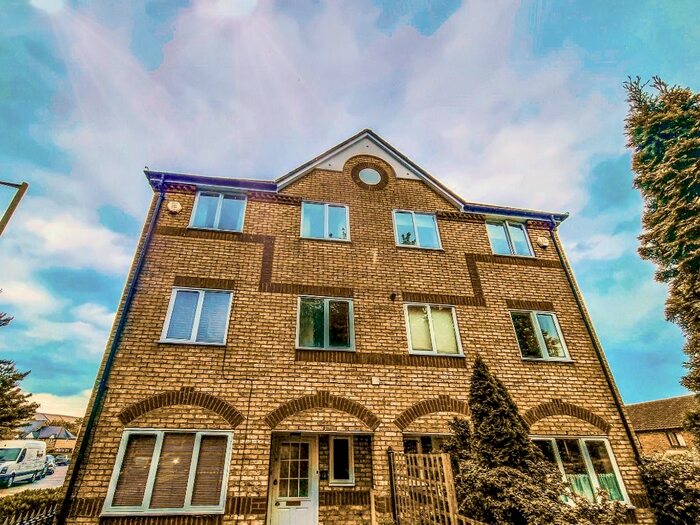 3 Bedroom Town House To Rent In Reeds Crescent, Watford, WD24