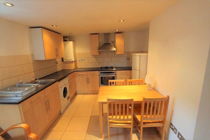 2 Bedroom Flat To Rent In Hanley Road, London, N4