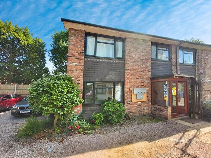 1 Bedroom Flat To Rent In Oakfield Court, Sale, M33
