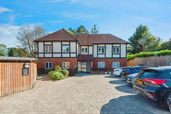 3 Bedroom Flat For Sale In Russell Green Close, Purley, CR8