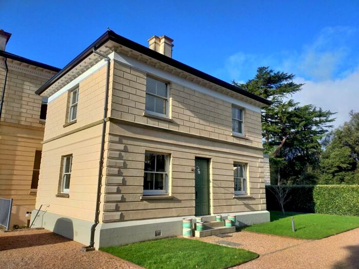 2 Bedroom Flat To Rent In Wallfield Park, Reigate, RH2