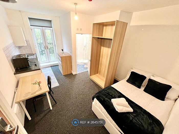 Studio To Rent In Rastrick, Brighouse, HD6