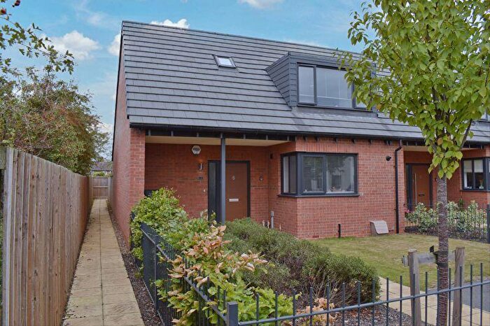 2 Bedroom End Of Terrace House For Sale In Hall Drive, Newark, NG24