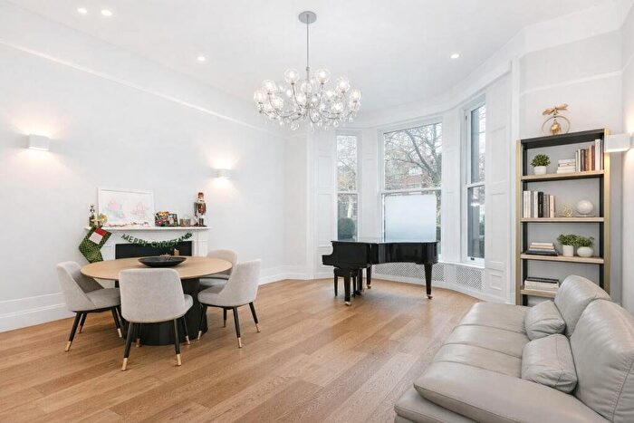 2 Bedroom Flat To Rent In Cromwell Road, Earls Court, SW5