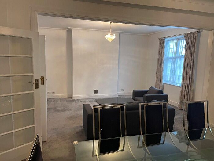 3 Bedroom Flat To Rent In Golders Green Road, London, NW11