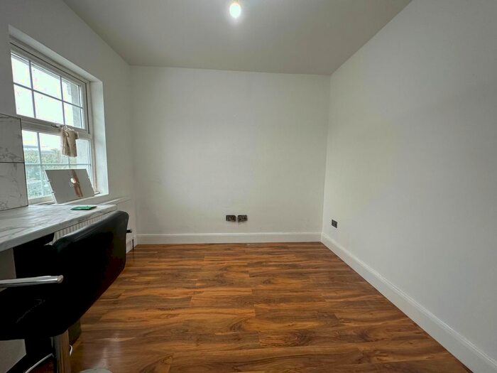 2 Bedroom Flat To Rent In Saxon Drive, London, W3
