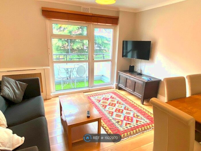 3 Bedroom Flat To Rent In Norman House, London, SW8