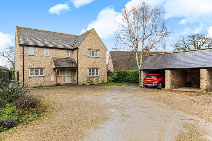 4 Bedroom Detached House For Sale In Church Farm Court, Aston, OX18