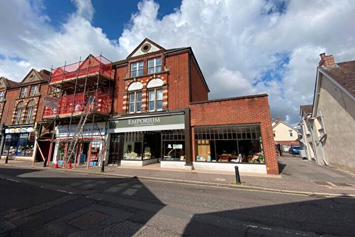 2 Bedroom Flat To Rent In Chapel Street, Petersfield, GU32