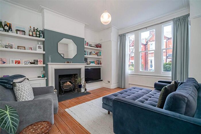 2 Bedroom Apartment For Sale In Park Hall Road, London, N2