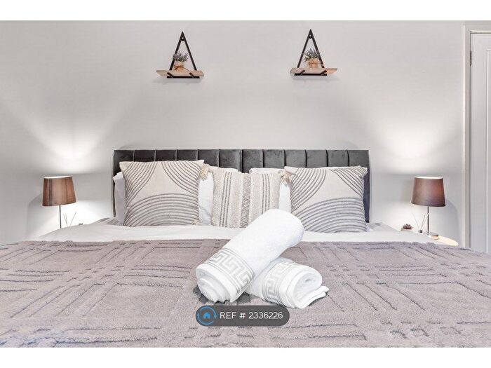 3 Bedroom Flat To Rent In Ethel Rankin Court, London, SW6