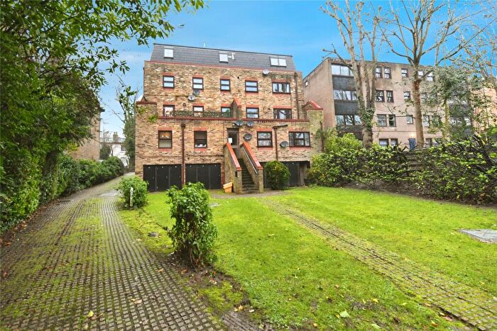 2 Bedroom Flat For Sale In Queens Road, Brentwood, Essex, CM14