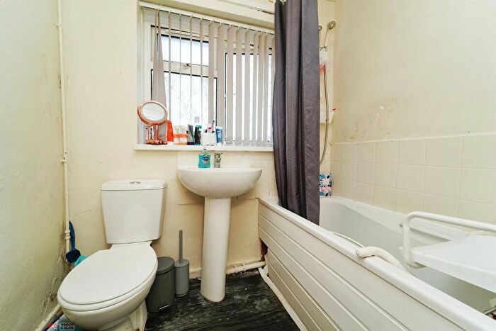 2 Bedroom End Of Terrace House For Sale In Beckett Lane, Crawley, RH11