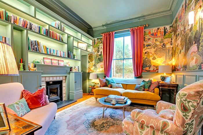 3 Bedroom Flat To Rent In Altenburg Gardens, Clapham Junction, SW11