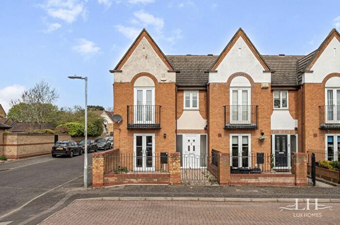 3 Bedroom Semi Detached House For Sale In Landseer Close, Hornchurch, RM11