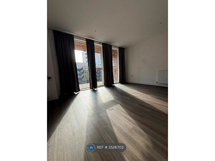 1 Bedroom Flat To Rent In Dickinson Court, London, W3