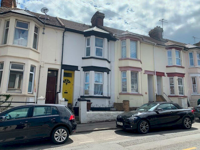 1 Bedroom Flat To Rent In Richmond Road, Gillingham, Kent, ME7