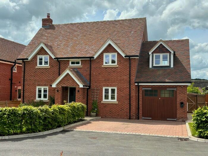 4 Bedroom Detached House For Sale In Popham Close, Hungerford, Berkshire, RG17
