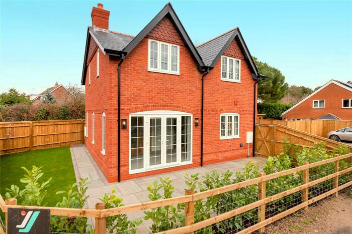 3 Bedroom Detached House For Sale In Horsepond Road, Gallowstree Common, Reading, Oxfordshire, RG4