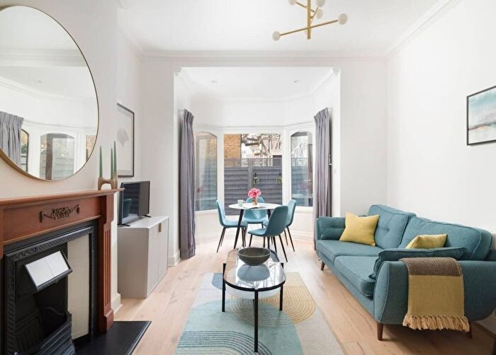 3 Bedroom Flat To Rent In Holborn, WC2B