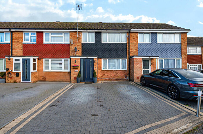 3 Bedroom Terraced House For Sale In Cheyne Close, Dunstable, Bedfordshire, LU6