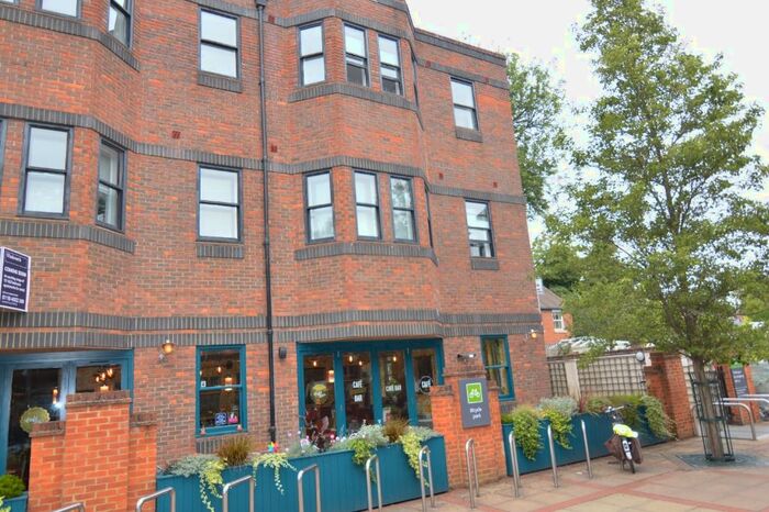 1 Bedroom Flat To Rent In Central Walk, Wokingham, RG40