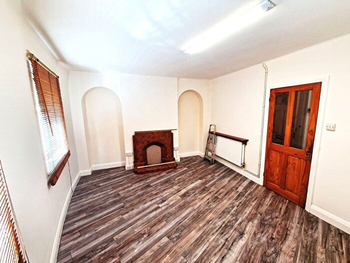 2 Bedroom Flat To Rent In Great West Road, Hounslow, London, TW5