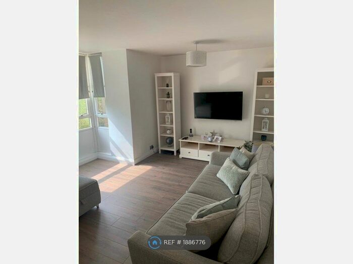 2 Bedroom Flat To Rent In Osprey Heights, Battersea, SW11