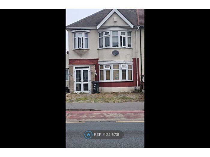 4 Bedroom Semi-Detached House To Rent In Eastern Avenue, Ilford, IG2