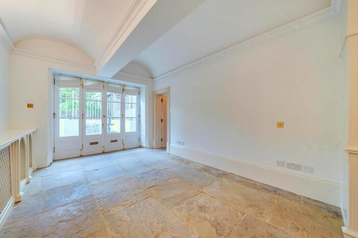 4 Bedroom Flat To Rent In Richmond Terrace, Surrey, TW10