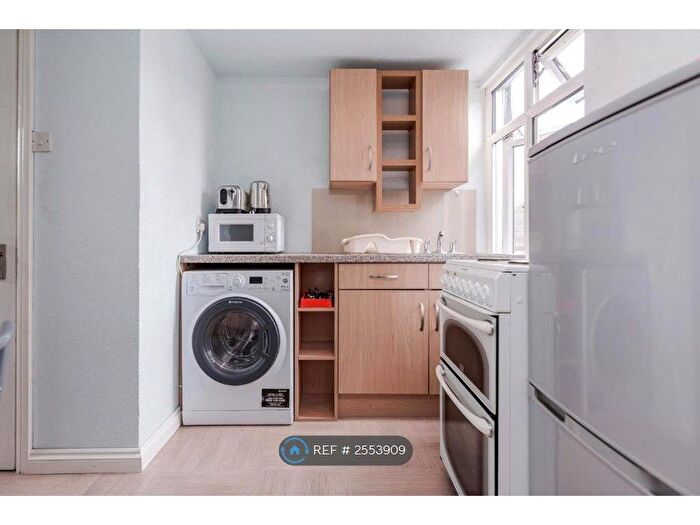 3 Bedroom Flat To Rent In Merton Road, Watford, WD18