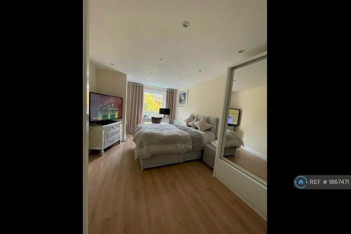 Studio To Rent In London, Woodside, CR0