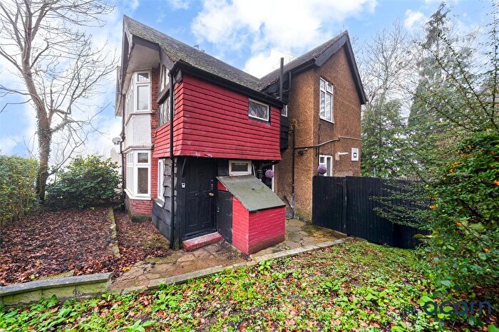 2 Bedroom Maisonette For Sale In Buck Lane, Kingsbury, London, NW9