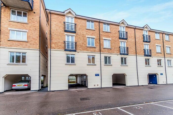 2 Bedroom Flat To Rent In Hamilton Court Fennel Close, Rochester, Kent, ME1