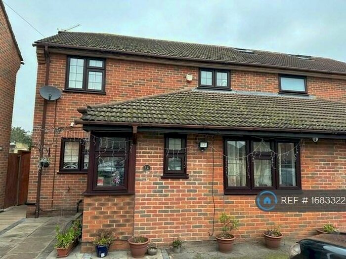 4 Bedroom Semi-Detached House To Rent In Broad Oak, Slough, SL2