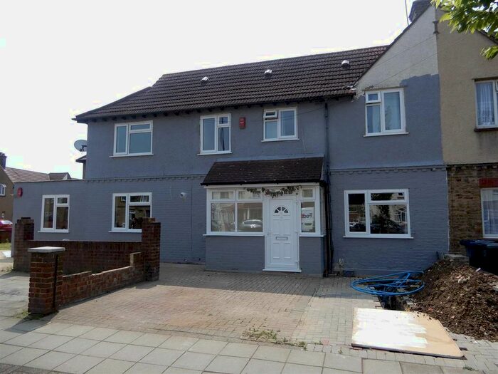 1 Bedroom Flat To Rent In Carlyle Avenue, Southall, UB1