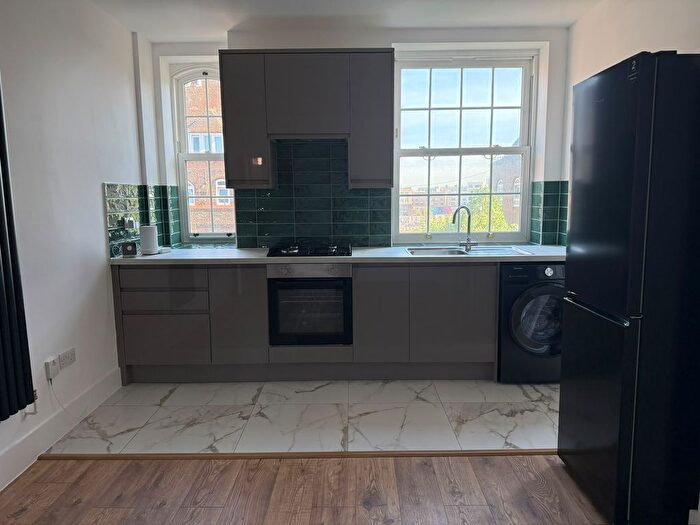 2 Bedroom Flat To Rent In Bromley High Street, London, E3