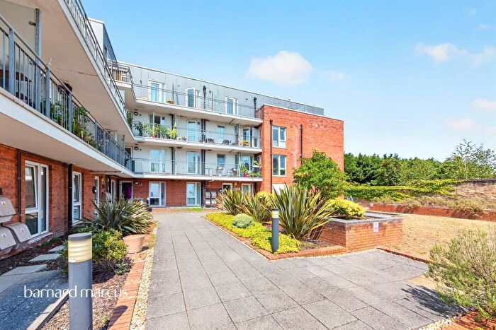 1 Bedroom Flat For Sale In Lankaster Gardens, London, N2