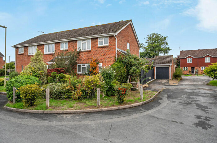 3 Bedroom End Of Terrace House For Sale In Periwinkle Close, Lindford, Hampshire, GU35