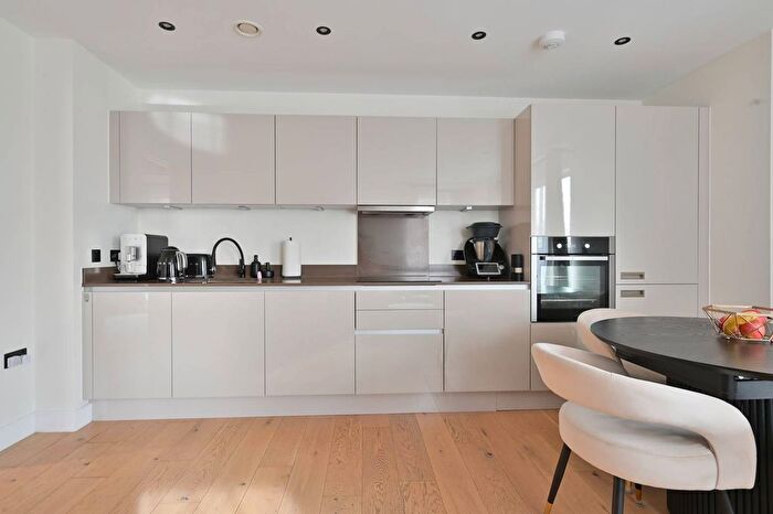 2 Bedroom Flat For Sale In Maple Lodge, Watford, WD18