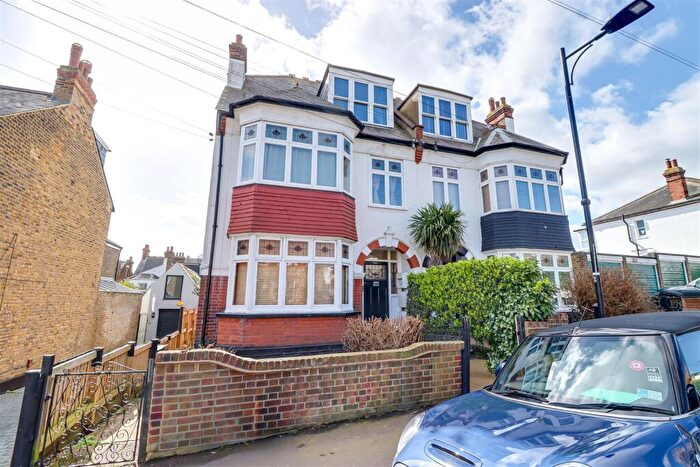 1 Bedroom Flat For Sale In * Sea Views * Queens Road, Leigh-on-Sea, SS9